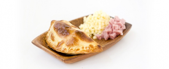 Empanada argentina de jamón y queso