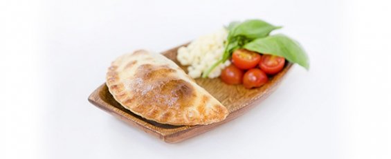 Empanada argentina de tomate, mozzarella y albahaca